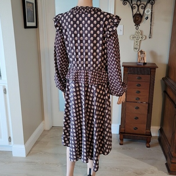 Cute Flowing Dress - Picture 2 of 2